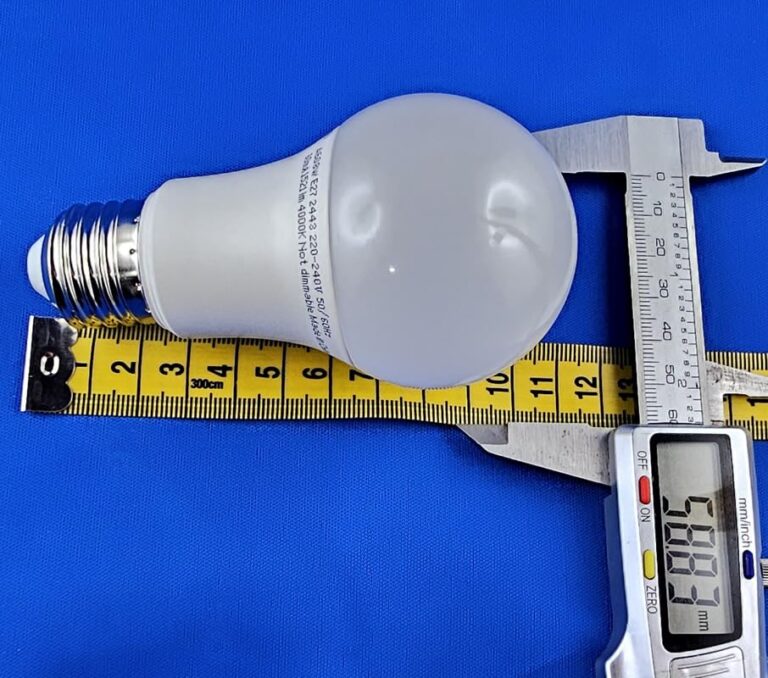 Mesure du diamètre d'une ampoule LED GY avec un pied à coulisse