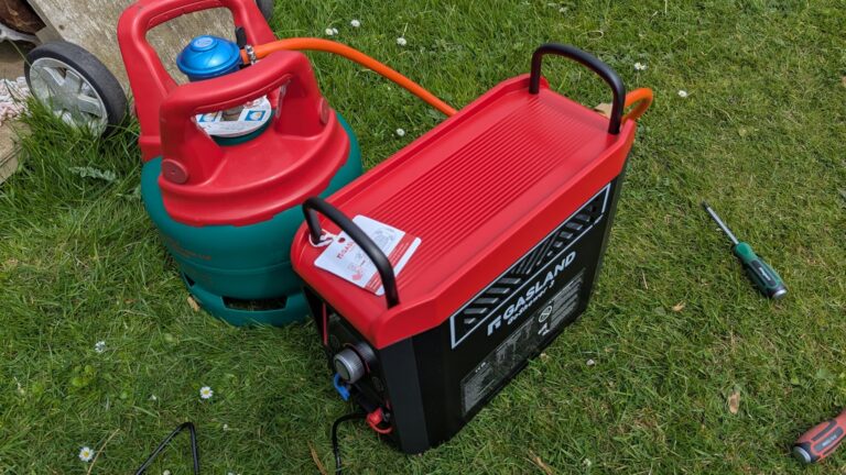Chauffe-eau portable GASLAND relié à une bouteille de gaz