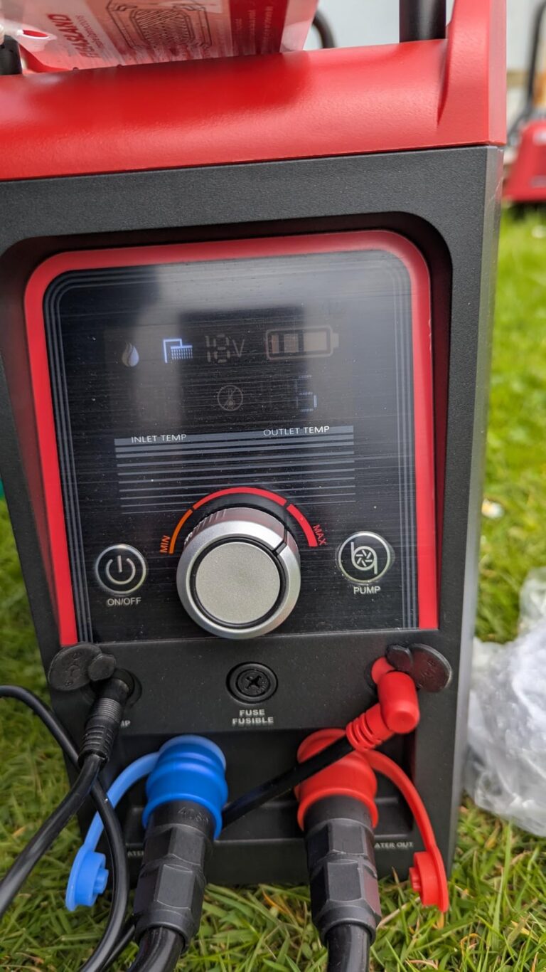 Panneau de commandes et raccords du chauffe-eau
