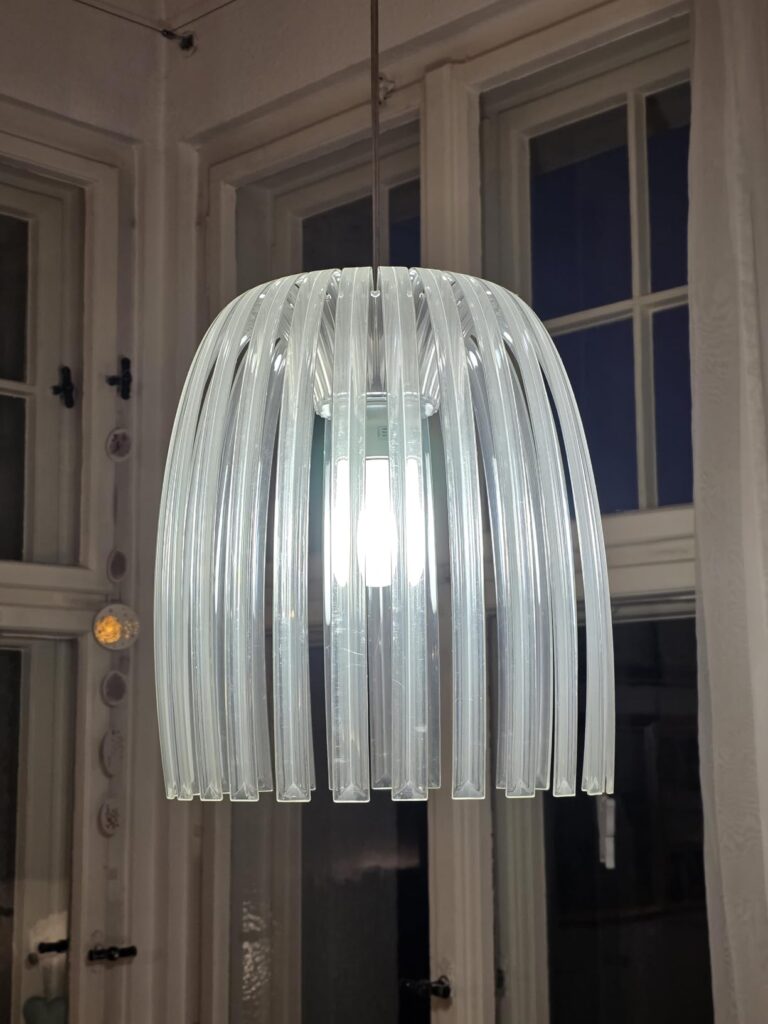 Ampoule LED allumée dans une suspension design