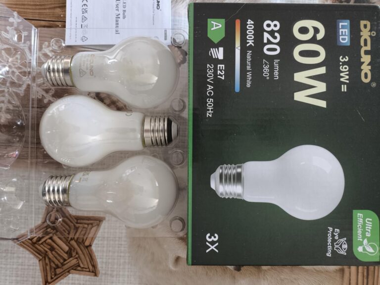 Boîte et ampoules LED présentées sur une table