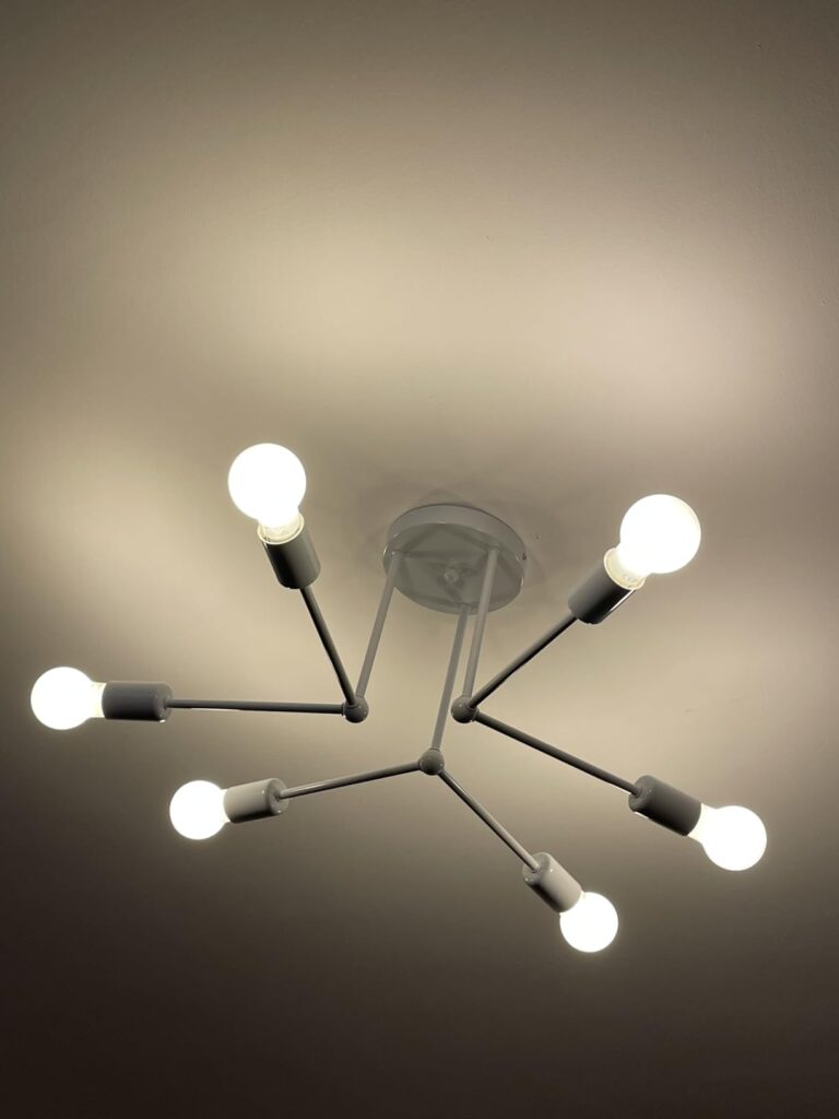 Ampoules LED DiCUNO installées sur un plafonnier moderne