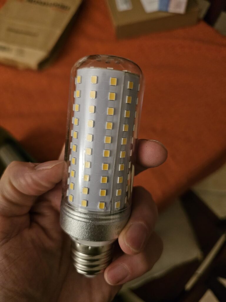 Ampoule LED E27 tenue à la main