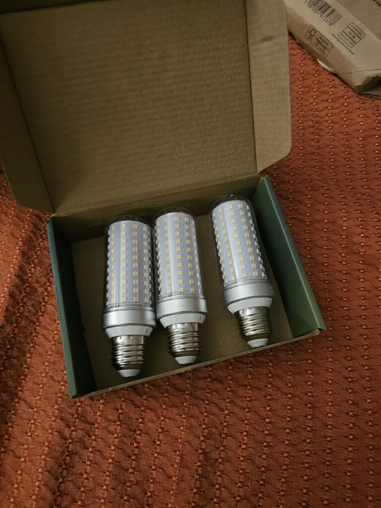 Ampoules LED E27 dans leur boîte ouverte