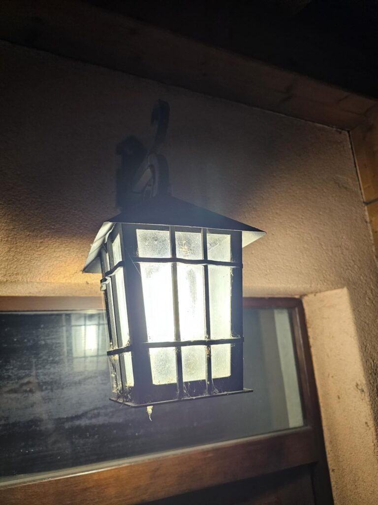 Lanterne murale allumée avec ampoule LED