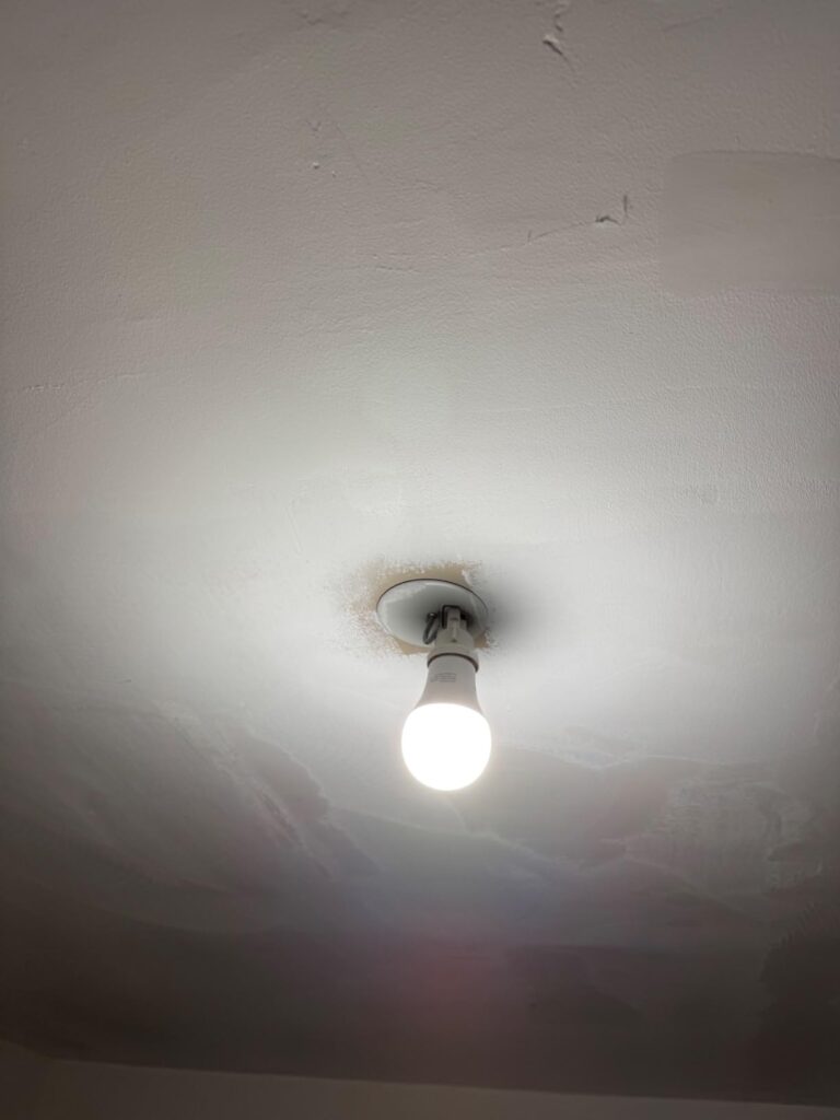 Ampoule LED Linkind allumée fixée au plafond