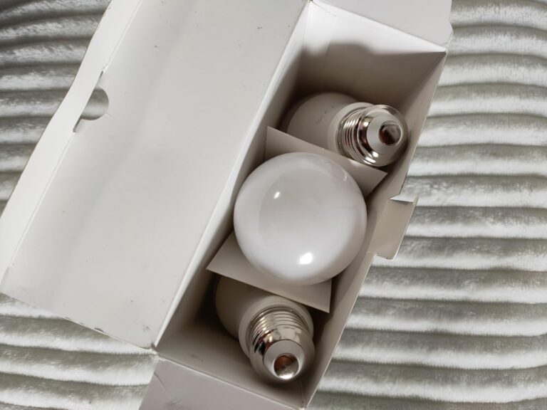 Trois ampoules LED Linkind dans leur emballage ouvert