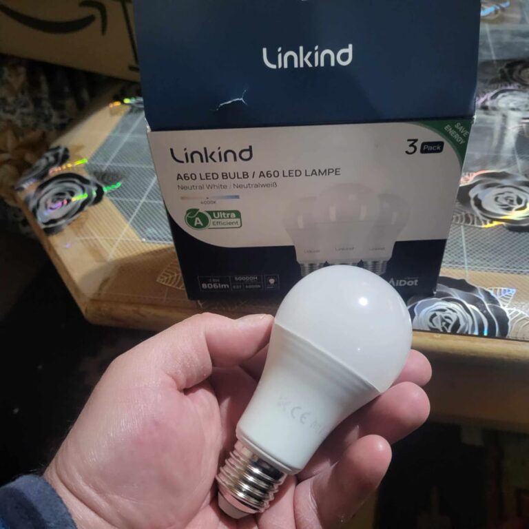Ampoule LED Linkind E27 tenue en main