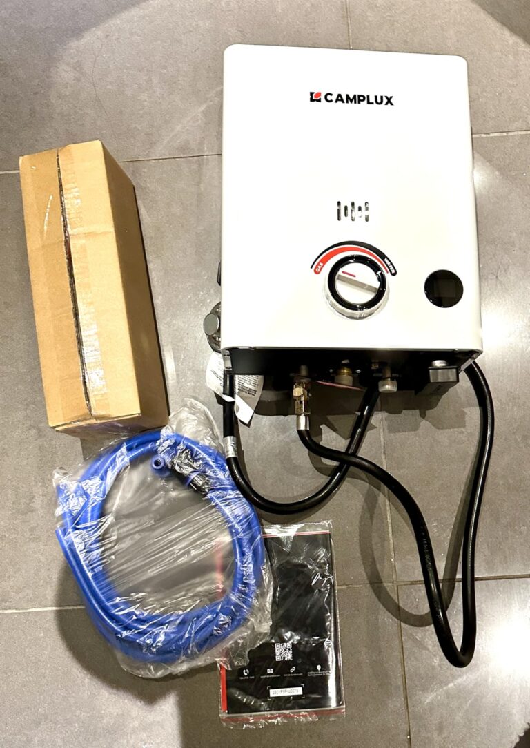 Chauffe-eau portable Camplux avec accessoires au déballage