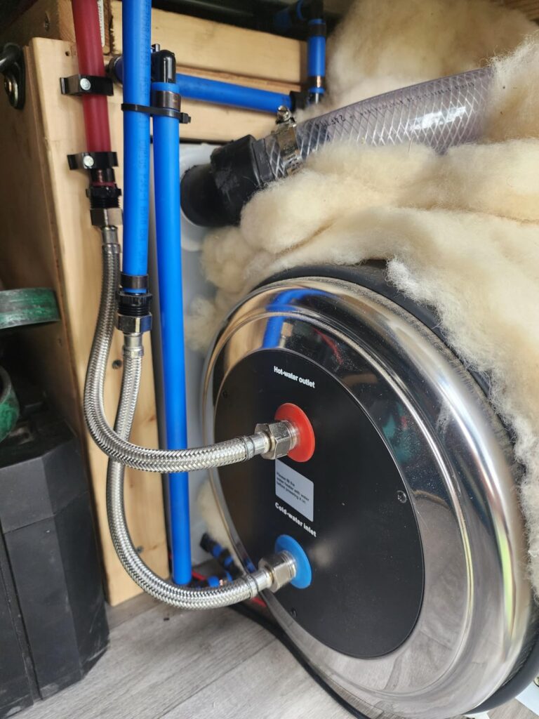 Gros plan sur les raccords d'eau du chauffe-eau installé
