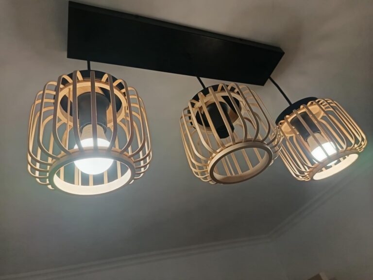 Ampoules LED E14 installées dans une suspension triple en bois