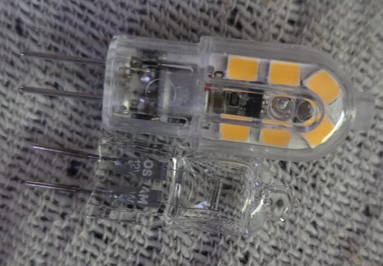 Comparaison entre ampoule LED G4 et ampoule halogène