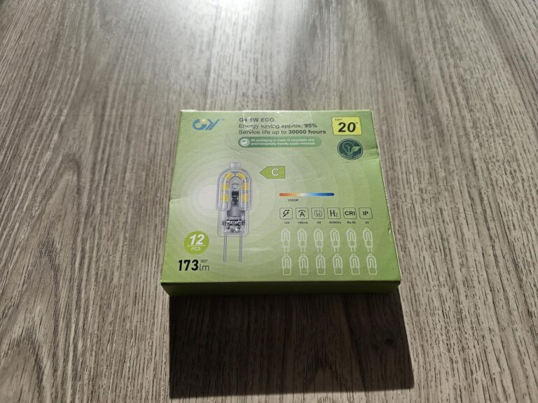 Boîte d'ampoules posée sur une surface en bois