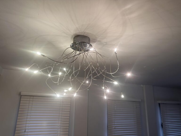 Suspension design allumée au plafond