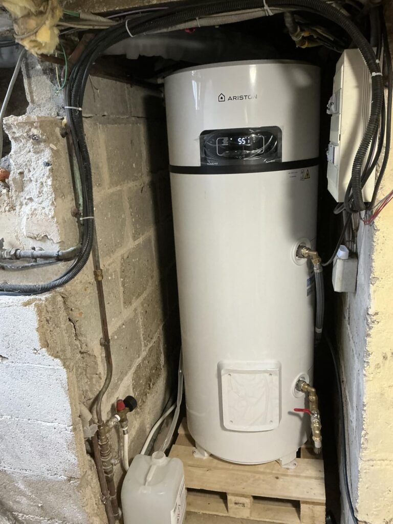 Chauffe-eau Ariston NUOS FIT dans un sous-sol