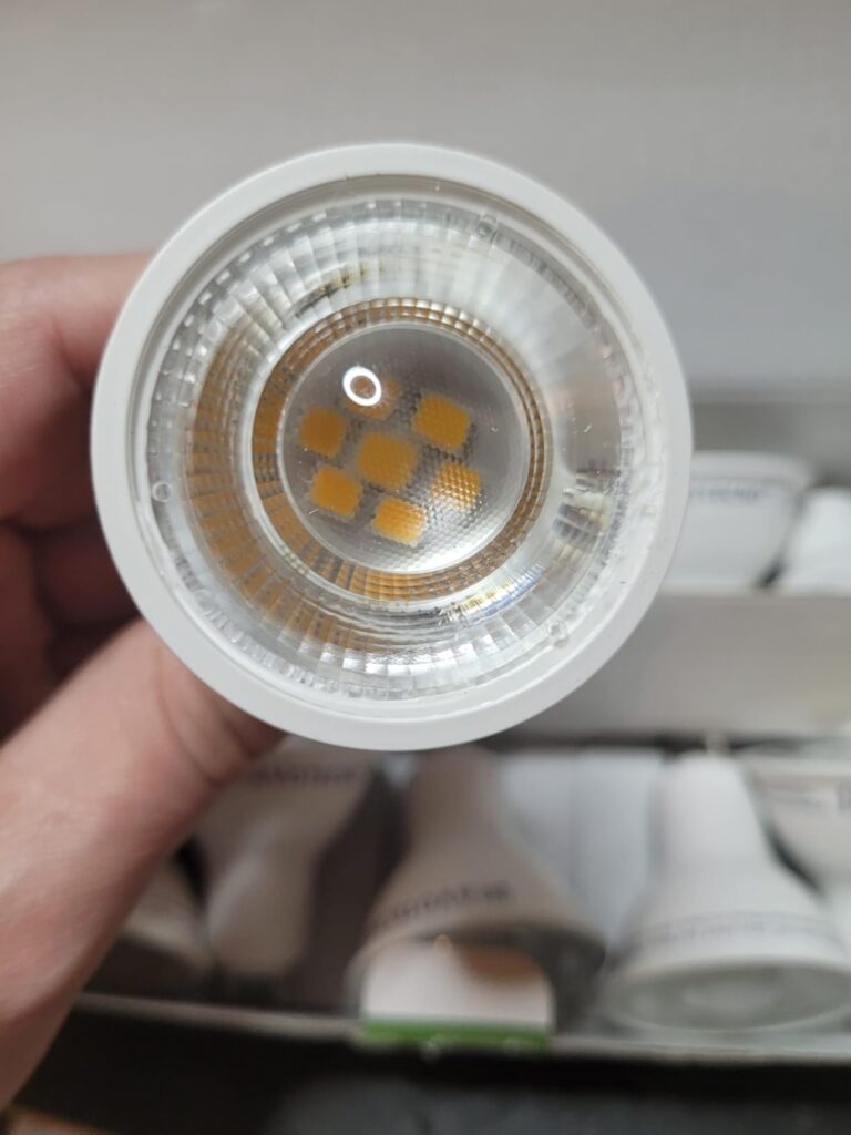 Gros plan sur l'optique et les puces de l'ampoule LED GU10