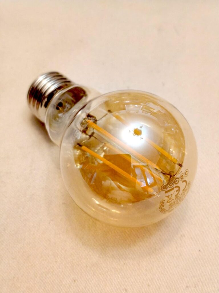 Ampoule LED filament ambrée posée