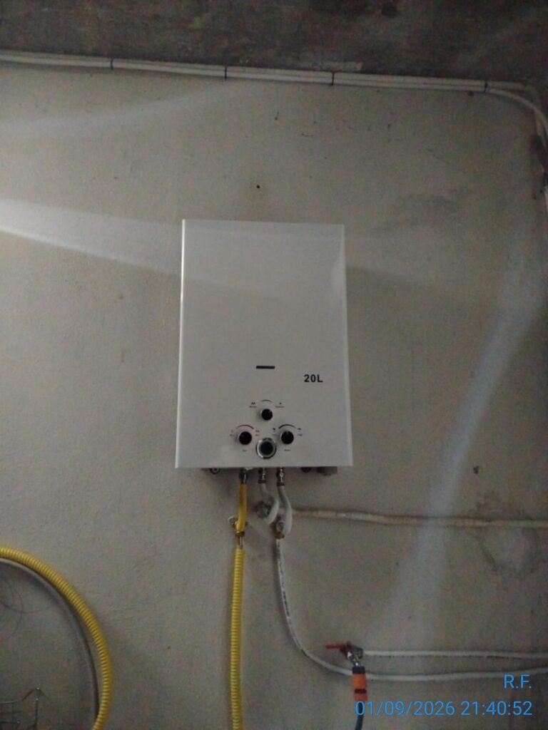 Chauffe-eau à gaz 20L blanc fixé au mur avec raccords