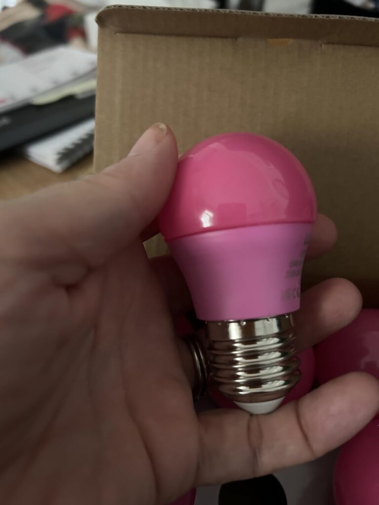 Ampoule LED rose E27 en main