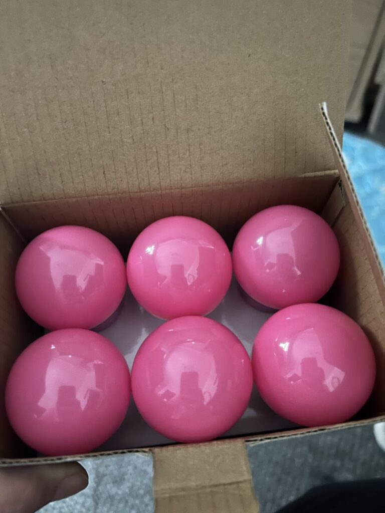 Lot de six ampoules LED roses dans le carton